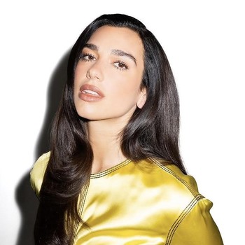 Bukan Sekadar Book Club, Dua Lipa Kini Buka Perpustakaan untuk Buku Terlarang