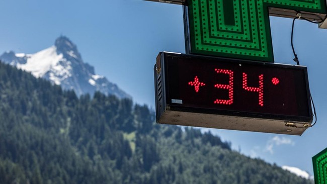 Layanan meteorologi Prancis, Meteo France, menyatakan suhu di Mont Blanc sepanjang Juni tahun ini tidak jauh berbeda dibandingkan periode yang sama pada tahun lalu. (REUTERS/Pierre Albouy)