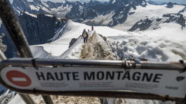 Di kawasan Aiguille du Midi, salah satu pintu masuk utama menuju rute pendakian Mont Blanc, perhatian utama bukan lagi panasnya udara, melainkan kondisi salju dan es yang semakin tidak stabil. (REUTERS/Pierre Albouy)