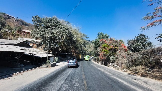 Debu putih menyerupai salju menyelimuti Gunungmasigit, Bandung Barat, menimbulkan kekhawatiran kesehatan. Dinas Kesehatan dan DLH turun tangan.