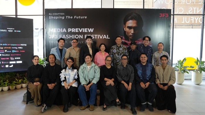 Foto bersama narasumber dengan para desainer Indonesia Howard Laurent, Billy Tjong, Hartono Gan, Thresia Mareta (Advisor JF3), Soegianto Nagaria (Chairman JF3), Sofie, Adrie Basuki, Ferdinand Natan (The Theme)