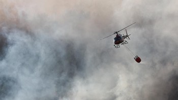 A helicopter conducts firefighting operations as wildfire burns in Pouzols-Minervois near Narbonne, France, July 2, 2026. REUTERS/Alexandre Dimou