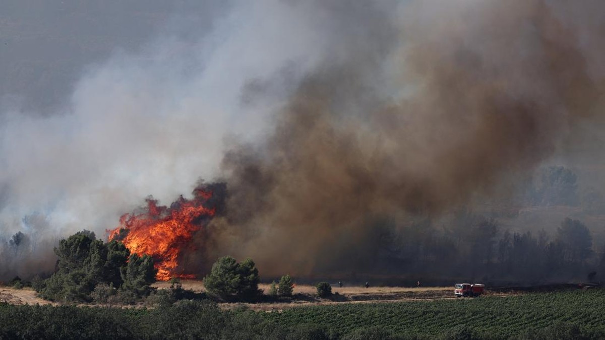 French firefighters work to extinguish a wildfire in Pouzols-Minervois near Narbonne, France, July 2, 2026. REUTERS/Alexandre Dimou