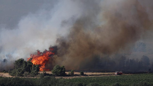 French firefighters work to extinguish a wildfire in Pouzols-Minervois near Narbonne, France, July 2, 2026. REUTERS/Alexandre Dimou
