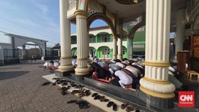 Ratusan warga di Tangerang  salat istisqa berjemaah memohon hujan guna memadamkan kebakaran TPA Jatiwaringin yang telah berlangsung sejak 30 Juni.