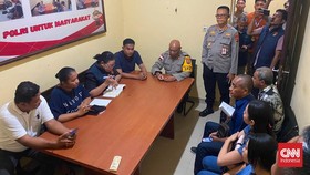 Keluarga dari almarhumah Dokter Eliza Princila Utami Pakaenoni Jumat (3/7) siang mendatangi Polda NTT.
