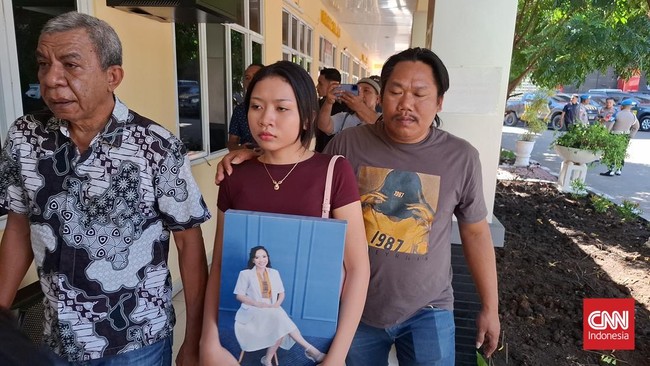 Keluarga dari almarhumah Dokter Eliza Princila Utami Pakaenoni Jumat (3/7) siang mendatangi Polda NTT untuk mengadukan kasus dugaan intimidasi.