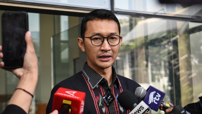 Juru Bicara KPK Budi Prasetyo menyampaikan keterangan kepada wartawan terkait OTT Langkat, Jakarta, Jumat (3/7).