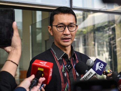 Juru Bicara KPK Budi Prasetyo menyampaikan keterangan kepada wartawan terkait operasi tangkap tangan (OTT) di Gedung Merah Putih KPK, Jakarta, Jumat (3/7/2026). KPK menangkap Bupati Langkat Syah Afandin berserta satu orang ASN dan lima orang pihak sw