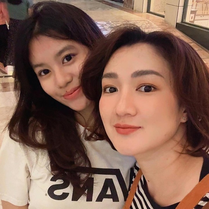 <p>Bukan pertama kalinya, Melly yang sering mengabadikan foto bersama putrinya itu kerap dipuji bak adik dan kakak. &ldquo;Kayak kakak adik,&rdquo; tulis akun <em>@kitagawahana****.</em> &ldquo;Anaknya cantiiik &amp; mamahnya awet mudaaa,&rdquo; tulis akun <em>@cares****.&nbsp;</em>(Foto: Instagram @melly_mono)</p>