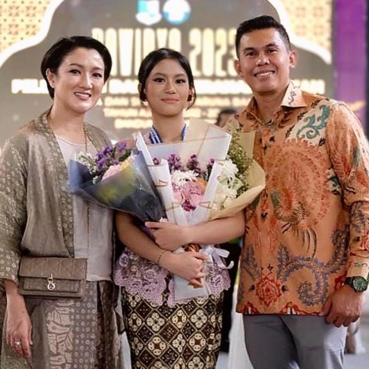 <p>Melly memang terbilang snagat jarang menggunggah kebersamaanya dengan sang putri. Hanya pada momen-momen tertentu, ia menampilkan Radinka di media sosial miliknya. Salah satunya saat lulus SMP tiga tahun silam, Bunda. (Foto: Instagram @melly_mono)</p>