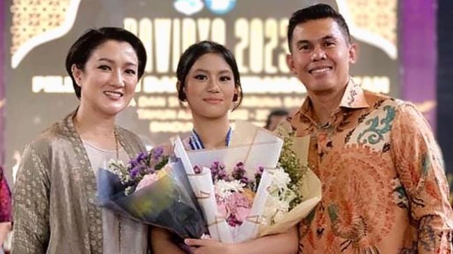 Potret Melly Mono Bersama Putrinya yang Baru Lulus SMA, Dipuji Seperti Adik Kakak