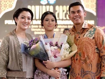 Potret Melly Mono Bersama Putrinya yang Baru Lulus SMA, Dipuji Seperti Adik Kakak