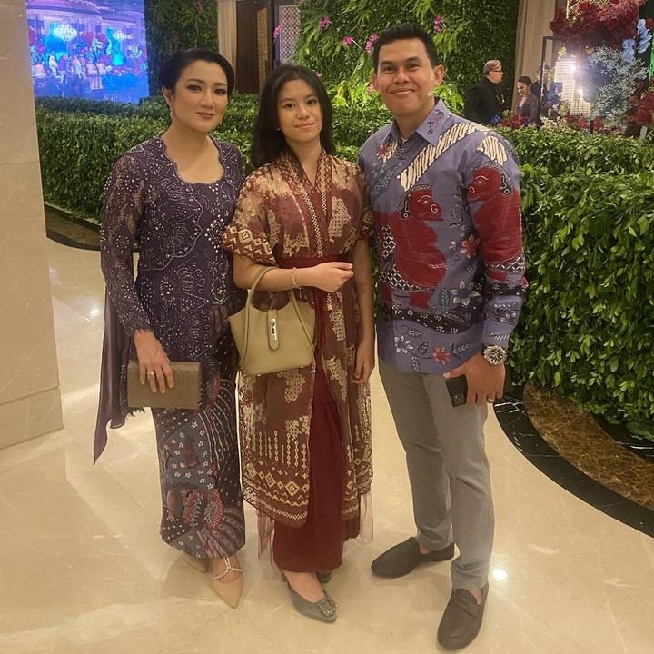 <p>Bunda, kehidupan keluarga artis Tanah Air tampaknya tak pernah lepas dari sorotan. Begitu juga dengan putri semata wayang Melly Mono, Radinka Mikayla Firmansyah, yang baru lulus SMA. Jarang tersorot perhatian, tak disangka Radinka sudah beranjak dewasa. (Foto: Instagram @melly_mono)</p>