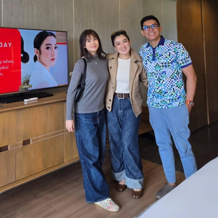 <p><em>Postingan</em> tersebut pun langsung dibanjiri komentar warganet yang turut memberikan ucapan selamat untuk Radinka. Namun, tak sedikit juga yang salah fokus dengan kecantikan Bunda dan anak satu ini.&nbsp;(Foto: Instagram @melly_mono)</p>