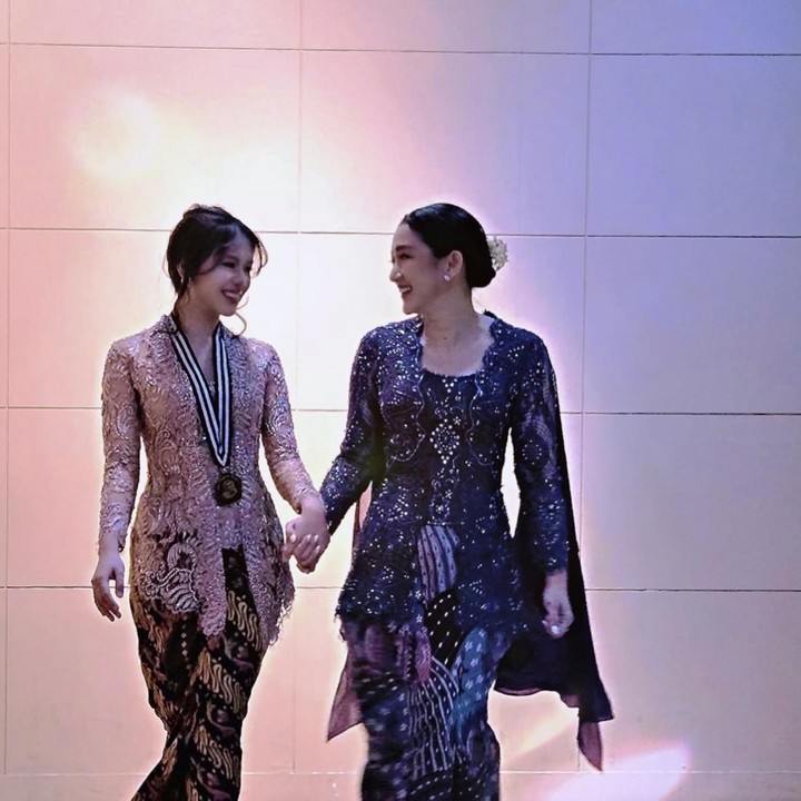 <p>Namun belum lama ini, Melly mengabadikan momen spesial saat mendampingi putrinya menghadiri acara wisuda dari bangku SMA bersama sang suami, Firmansyah. Momen ini dibagikan langsung di akun Instagram pribadinya. Dalam unggahan tersebut, Melly memberikan ucapan selamat sekaligus pesan menyentuh untuk sang putri yang sebentar lagi menyambut fase baru dalam kehidupannya. &ldquo;Selamat lulus <em>@radinka_mikayla,</em> selamat atas kelulusanmu ya nak. Terima kasih atas kerja kerasmu, semoga ilmu dan pengetahuanmu menjadi berkah dan bermanfaat. Teruslah menjadi pribadi yang lebih baik dan selalu bersyukur. Doa mami dan papi selalu mengiringi setiap langkahmu,&rdquo; tulis Melly, dikutip dari laman Instagram <em>@melly_mono,</em> Jumat (3/7/2026).&nbsp;(Foto: Instagram @melly_mono)</p>