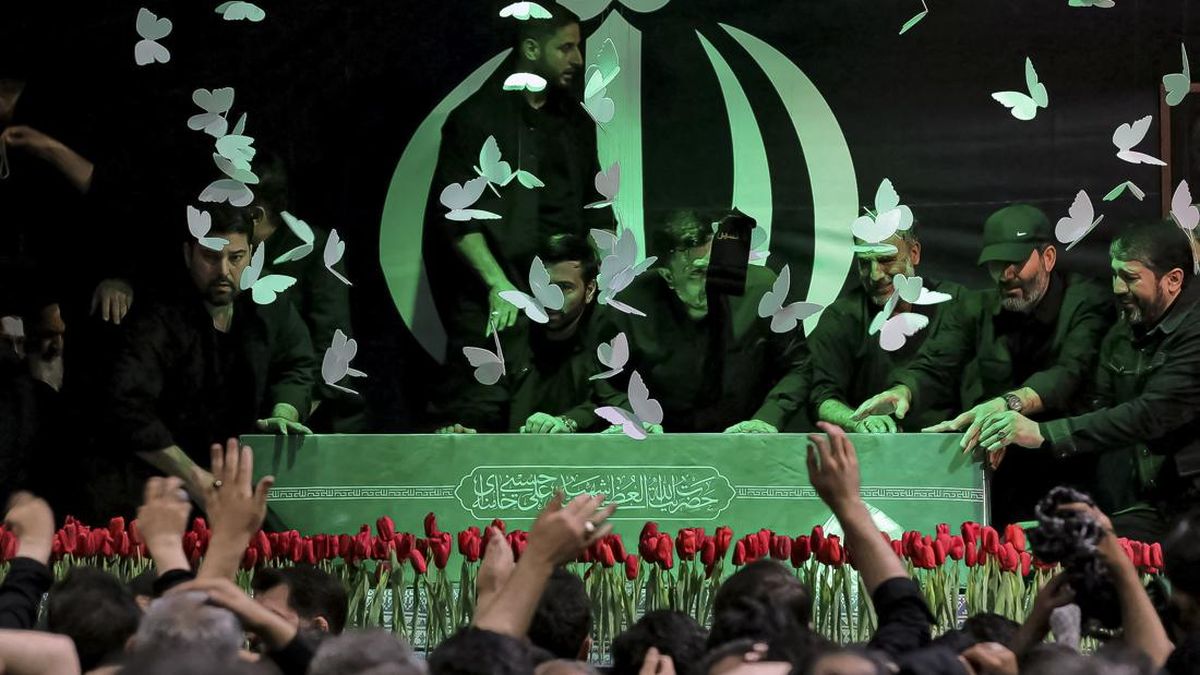 FOTO: Misteri Mojtaba Bayangi Pemakaman Akbar Ayatollah Khamenei
