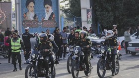 Rangkaian pemakaman Ayatollah Ali Khamenei dimulai di Tehran, dihadiri jutaan pelayat dan tokoh internasional. Prosesi berlangsung di beberapa kota.