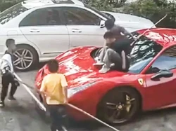Ferrari Rp 9,5 M Dijadikan Perosotan Bocah, Pemilik Meradang