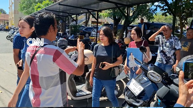 Momen keluarga mendiang dr Icha melapor ke Polda NTT terkait dugaan intimidasi oleh anggota DPRD Timor Tengah Utara.