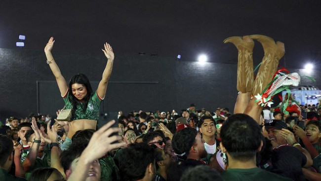 Soccer Football - FIFA World Cup 2026 - Round of 32 - Mexico v Ecuador - Fans gather in Los Angeles - Los Angeles, California, U.S. - June 30, 2026 - Mexico fans celebrate during the match at a watch party in Boyle Heights, Los Angeles, U.S. REUTERS/
