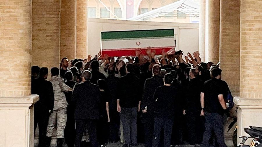 Orang-orang membawa peti jenazah mendiang Pemimpin Tertinggi Iran Ayatollah Ali Khamenei di Masjid Agung Imam Khomeini, pada hari para delegasi internasional berperan-serta dalam upacara perpisahan untuk Khamenei, nan tewas pada 28 Februari selama serangan udara Israel dan AS di Iran, di Teheran, Iran, Jumat (3/7/2026). (via REUTERS/Majid Asgaripour)