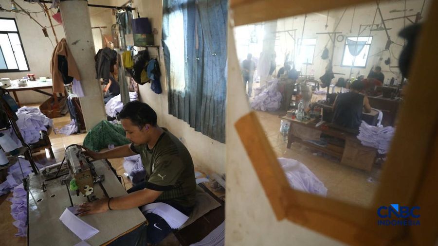 Pekerja menyelesaikan produksi pakain sekolah di konveksi rumahan area Jakarta, Jumat (3/7/2026).