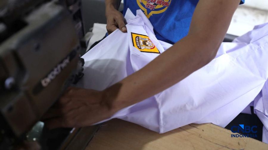 Pekerja menyelesaikan produksi pakain sekolah di konveksi rumahan area Jakarta, Jumat (3/7/2026).