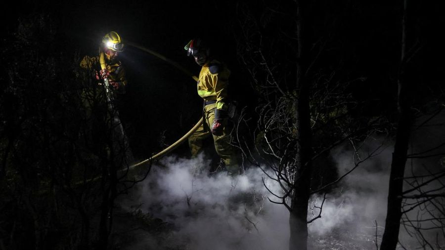 Petugas pemadam kebakaran bekerja saat kebakaran rimba berkobar di Pouzols-Minervois dekat Narbonne, Prancis, 3 Juli 2026. (REUTERS/Alexandre Dimou)
