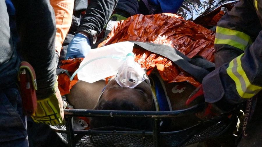 Petugas penyelamat mengangkut korban selamat Hernan Alberto Gil, nan terjebak selama lebih dari seminggu di pusat perbelanjaan nan runtuh setelah gempa bumi 24 Juni, di La Guaira, Venezuela, 2 Juli 2026.