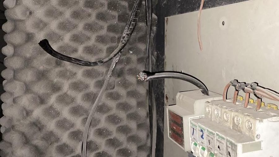 PLN membongkar adanya dugaan pencurian listrik dari penambang mata uang digital di Tambun Selatan, Bekasi. (Dok .PT PLN (Persero))