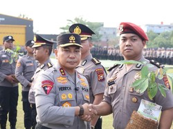 Kapolda Riau Beri Hadiah Bibit Pohon di Kenaikan Pangkat 1.126 Personel