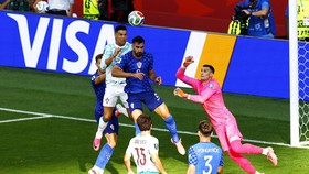 Soccer Football - FIFA World Cup 2026 - Round of 32 - Portugal v Croatia - Toronto Stadium, Toronto, Canada - July 2, 2026 Portugal's Cristiano Ronaldo in action with Croatia's Josip Sutalo and Dominik Livakovic REUTERS/Jeenah Moon