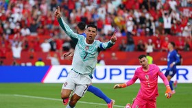 Cristiano Ronaldo bikin heboh penggemar di hotel timnas Portugal.