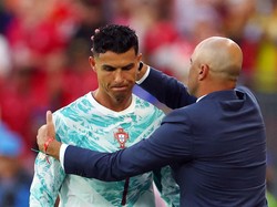 Soccer Football - FIFA World Cup 2026 - Round of 32 - Portugal v Croatia - Toronto Stadium, Toronto, Canada - July 2, 2026 Portugal's Cristiano Ronaldo with coach Roberto Martinez as he reacts after being substituted off REUTERS/Mike Segar