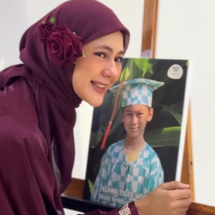<p>Di awal video, Paula tampak seorang diri melihat berbagai hasil karya tangan putranya. Saat melihat foto Kiano mengenakan pakaian kelulusan yang lengkap dengan toga, Bunda dua anak itu pun tampak terharu. Melalui unggahan di Instagram, Paula pun mengungkapkan rasa bangganya. "Alhamdulillah. Sekali lagi <em>congratulations</em>, kakak Kiano. Mama terharu melihat kamu sudah sejauh ini. Rasanya baru kemarin mama menggendong kamu, sekarang kamu sudah siap melangkah ke jenjang yang baru," tulis Paula melalui Instagram. (Foto: Instagram @paula_verhoeven)</p>