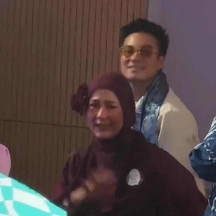 <p>Di hari spesial tersebut, Paula dan mantan suaminya, Baim Wong, kompak menyambut putra mereka dari bangku orang tua murid. Kehadiran Baim pun turut melengkapi momen kelulusan Kiano yang penuh dengan kebahagiaan. (Foto: Instagram @paula_verhoeven)</p>