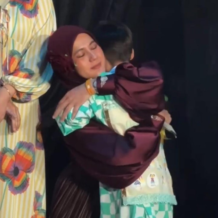 <p>Salah satu momen yang paling mengharukan terjadi saat Paula menyampaikan sepatah dua patah kata untuk Kiano yang kini telah lulus dari TK. Usai membacakan pesan tersebut, Paula langsung mendapat pelukan hangat dari sang putra. "Kiano sayang, sayangnya mama. Mama selalu doakan Kiano semoga Kiano selalu menjadi anak soleh. Mama selalu ada di sini, ya. Mama papa bangga sama Kiano. Aku sayang kamu," ungkap Paula. (Foto: Instagram @paula_verhoeven)</p>