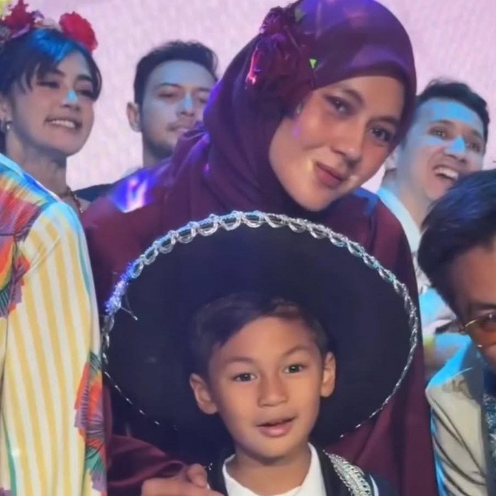 <p>Momen kelulusan Kiano berlangsung sangat meriah. Bagaimana tidak? Selain mengikuti rangkaian acara kelulusan, Kiano juga menampilkan sebuah pertunjukan dengan menari dan berdansa mengenakan kostum tradisional Meksik,o nih, Bunda. (Foto: Instagram @paula_verhoeven)</p>