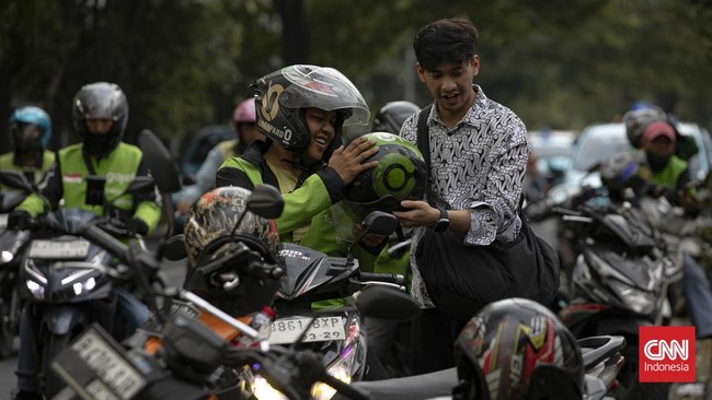 Pengendara ojek daring mengangkut penumpang di kawasan Stasiun Palmerah, Jakarta, Jumat (3/7). (CNN Indonesia/Adi ibrahim).
