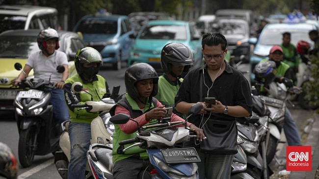 Pengendara ojek daring mengangkut penumpang di kawasan Stasiun Palmerah, Jakarta, Jumat (3/7). (CNN Indonesia/Adi ibrahim).