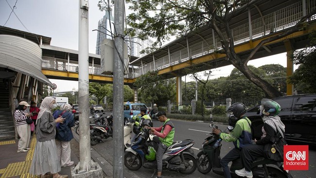 Pengendara ojek daring mengangkut penumpang di kawasan Stasiun Palmerah, Jakarta, Jumat (3/7). (CNN Indonesia/Adi ibrahim).