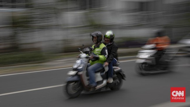 Pengendara ojek daring mengangkut penumpang di kawasan Stasiun Palmerah, Jakarta, Jumat (3/7). (CNN Indonesia/Adi ibrahim).