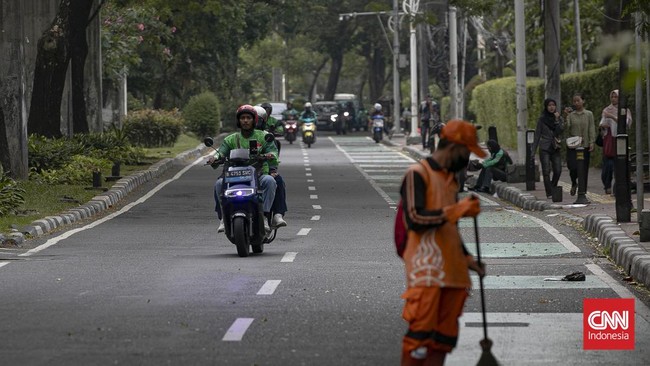 Pengendara ojek daring mengangkut penumpang di kawasan Stasiun Palmerah, Jakarta, Jumat (3/7). (CNN Indonesia/Adi ibrahim).