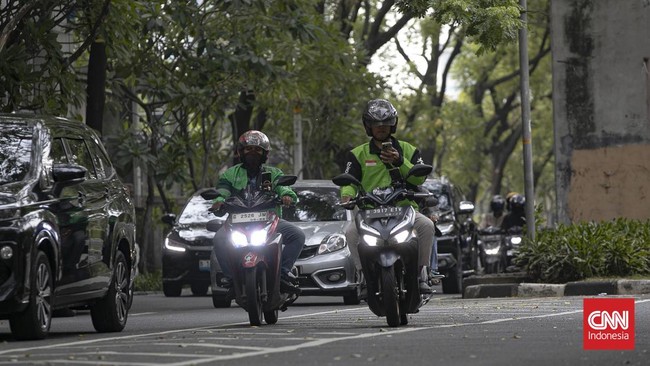Pengendara ojek daring mengangkut penumpang di kawasan Stasiun Palmerah, Jakarta, Jumat (3/7). (CNN Indonesia/Adi ibrahim).