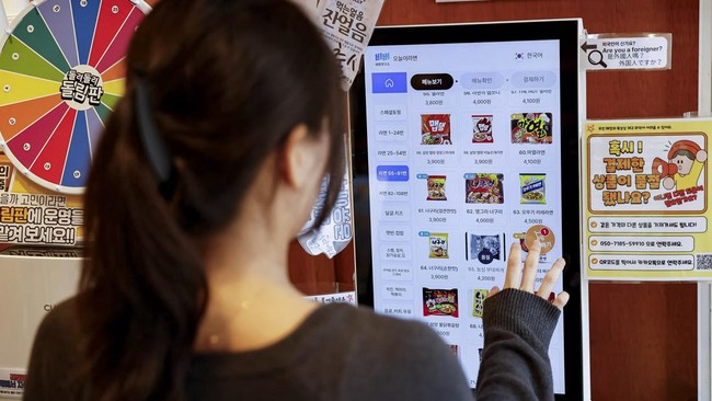 A customer places an order at a kiosk at an unmanned ramen eatery in Seoul, South Korea, June 5, 2026. REUTERS/Kim Soo-hyeon