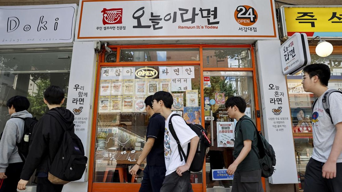 People walk past an unmanned ramen eatery in Seoul, South Korea, June 5, 2026. REUTERS/Kim Soo-hyeon