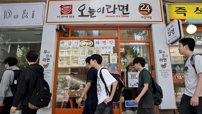 People walk past an unmanned ramen eatery in Seoul, South Korea, June 5, 2026. REUTERS/Kim Soo-hyeon