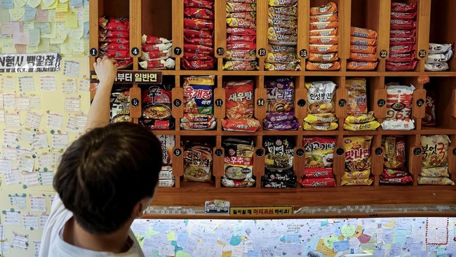 A customer selects a packet of instant noodles at an unmanned ramen eatery in Seoul, South Korea, June 5, 2026. REUTERS/Kim Soo-hyeon