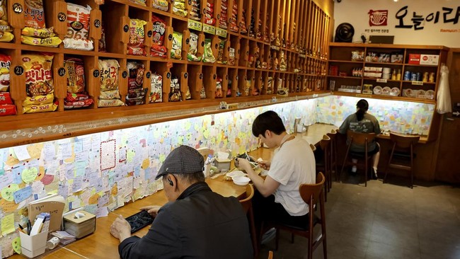 Customers eat instant noodles at an unmanned ramen eatery in Seoul, South Korea, June 5, 2026. REUTERS/Kim Soo-hyeon
